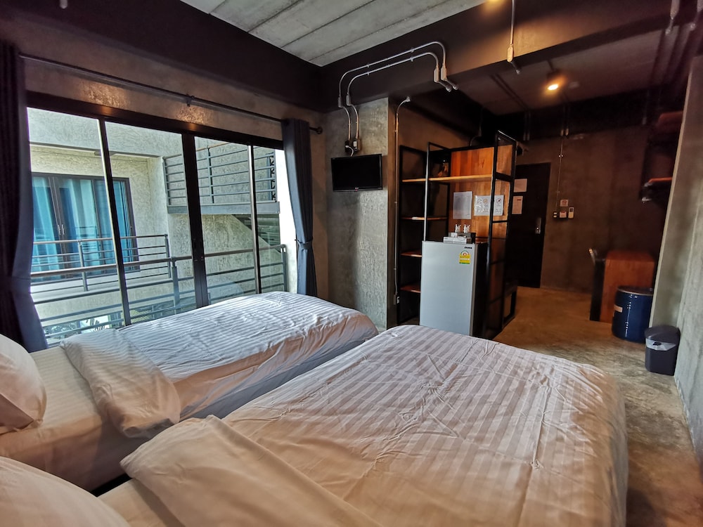 DELUXE, TWIN BEDS, CITY VIEW