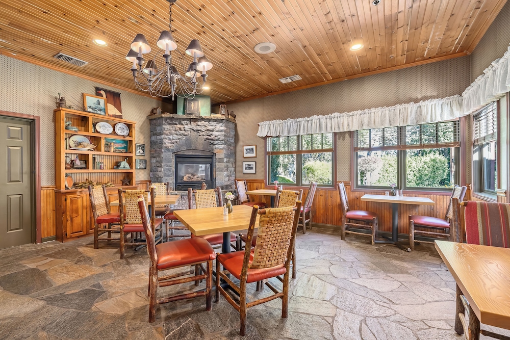 Cambria Pines Lodge 30/41