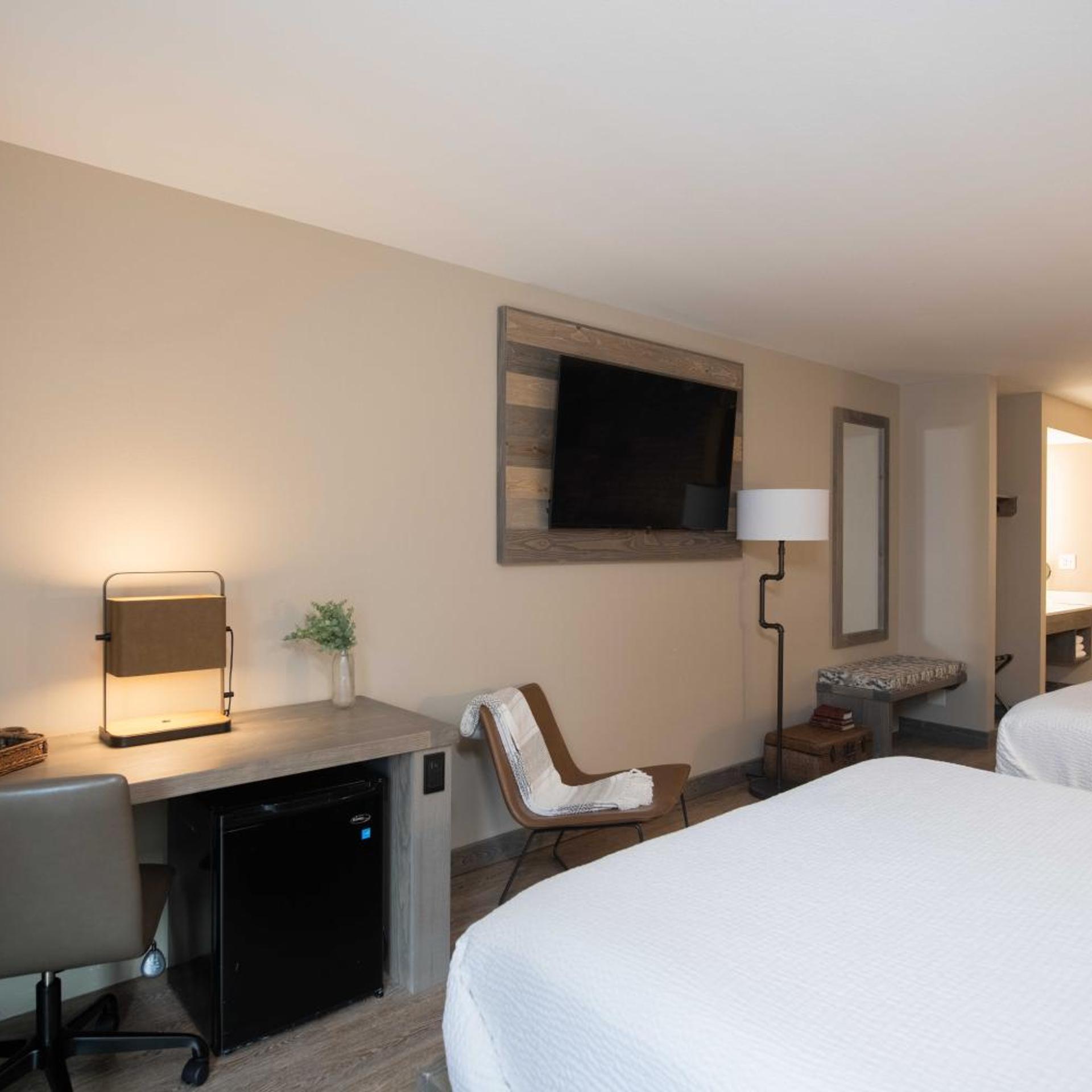 Room, 2 Queen Beds, Courtyard View, Chair Bed