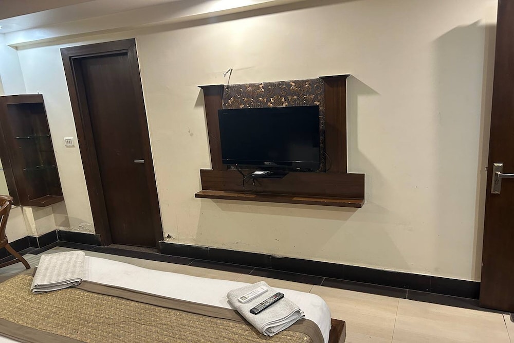 HOTEL GRAND PLAZA. 12/50