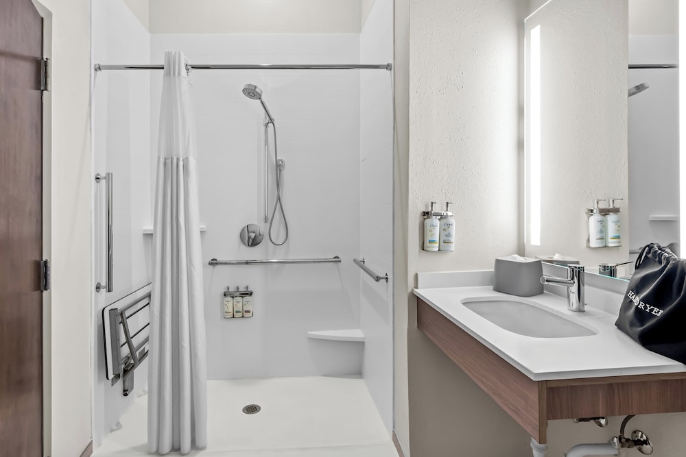 غرفة قياسية بسرير كينج بإطلالة على المسبح، Holiday Inn Express Monticello 2/3