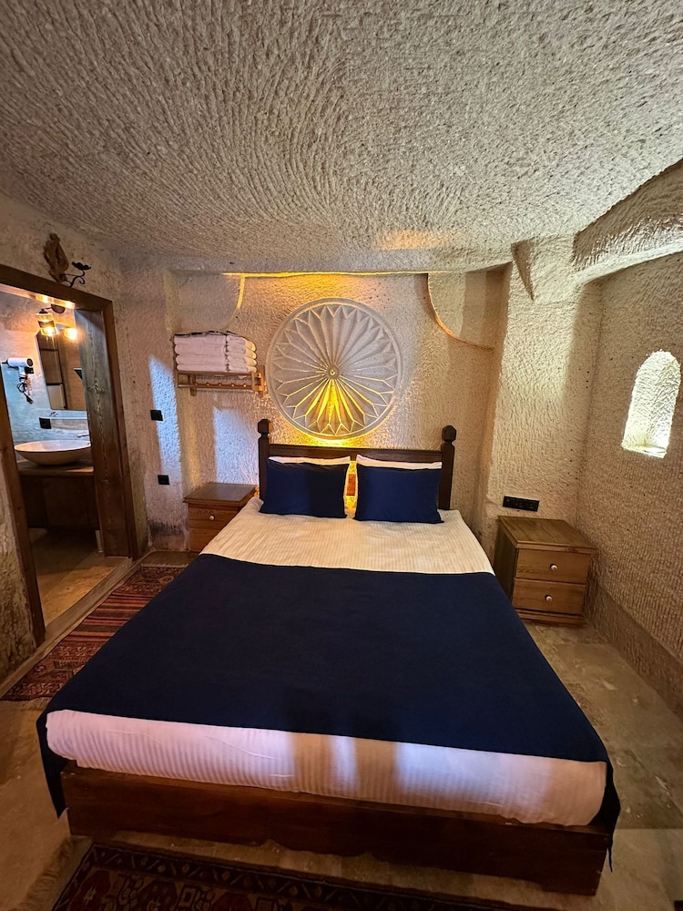 Mysterious Cave Suites 17/50