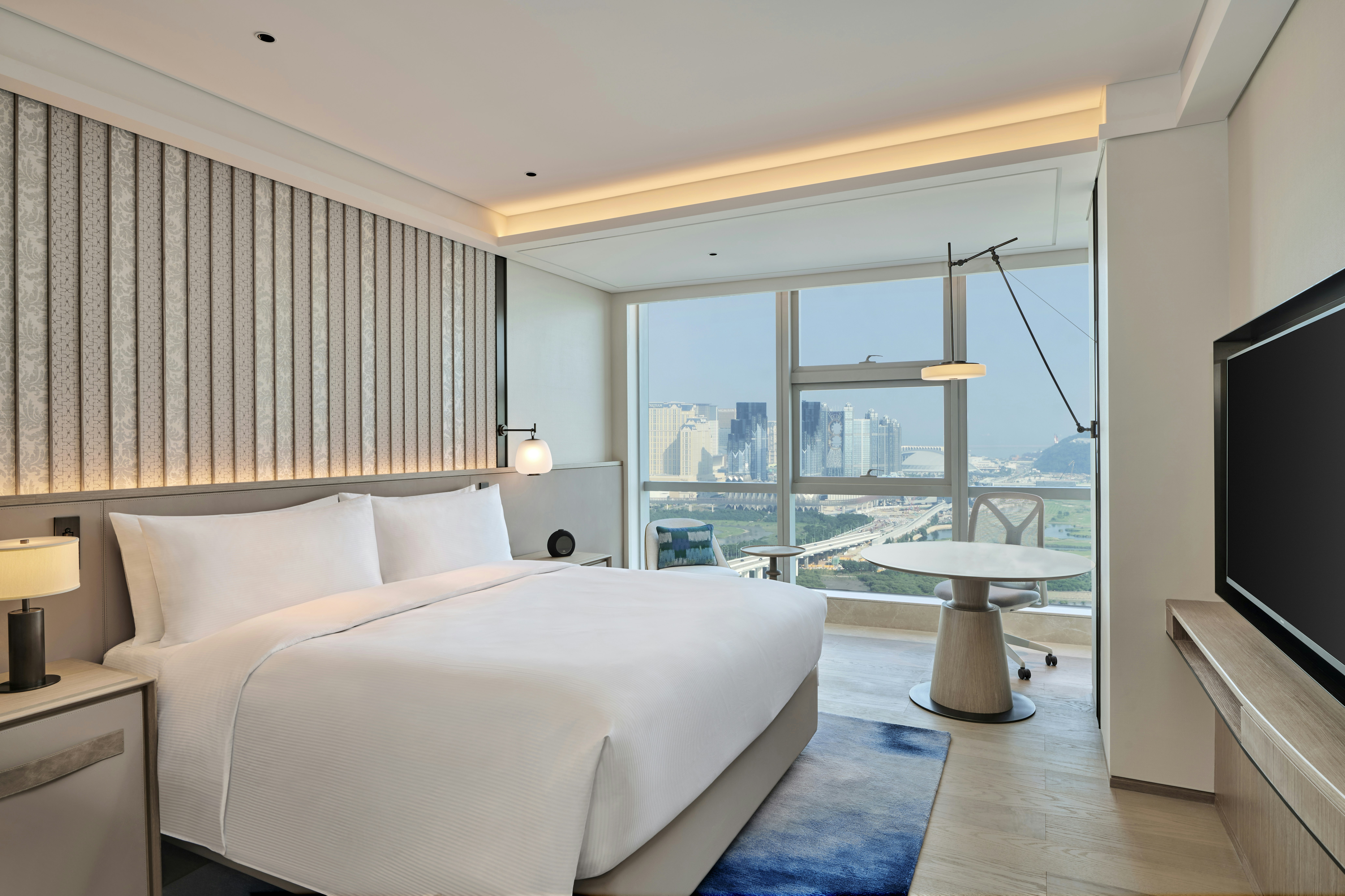 GUEST ROOM, KING BED