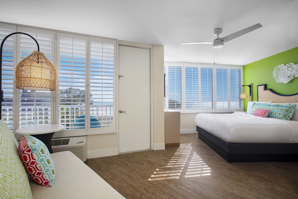 Bellwether Beach Resort 24/54