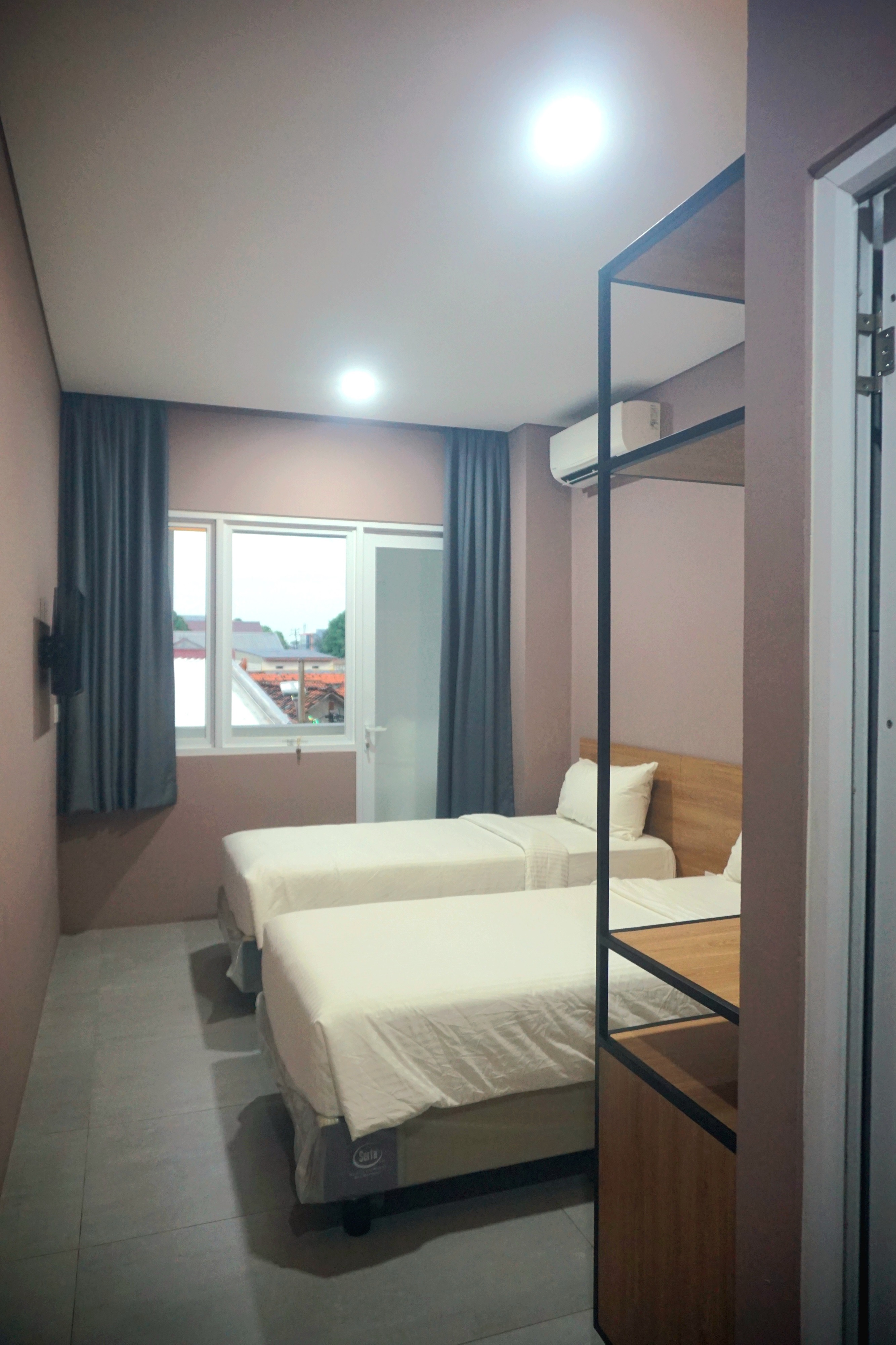 ROOM, DOUBLE OR TWIN BED