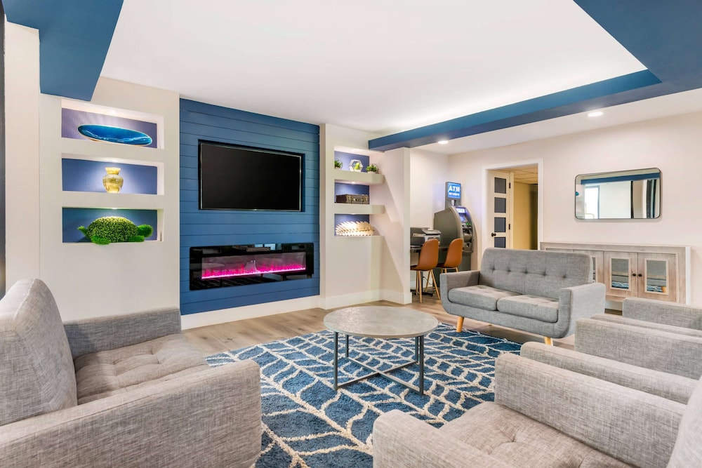 Super 8 by Wyndham Orlando Near Florida Mall 30/54