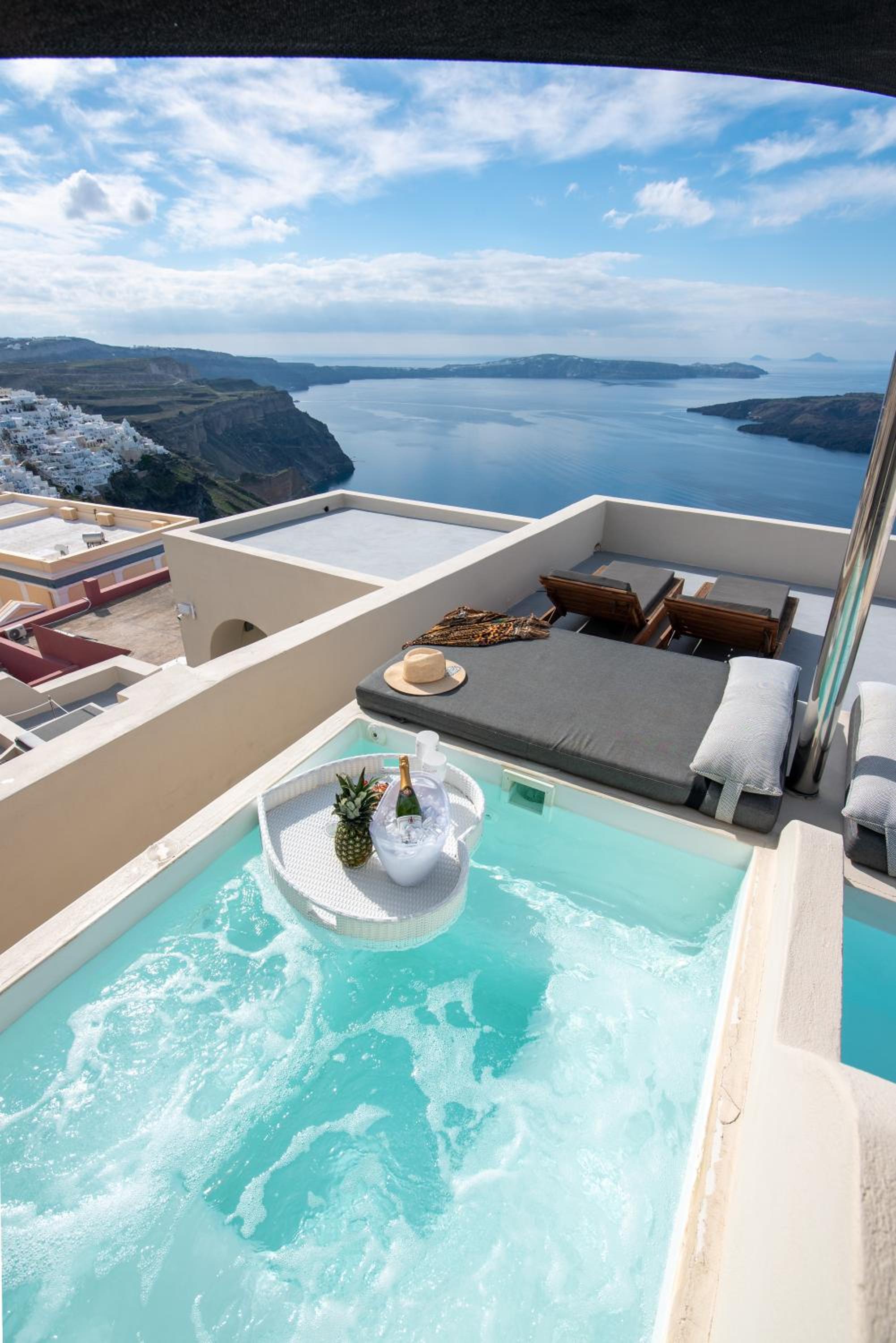Caldera Cliff Illusion Suites 7/24