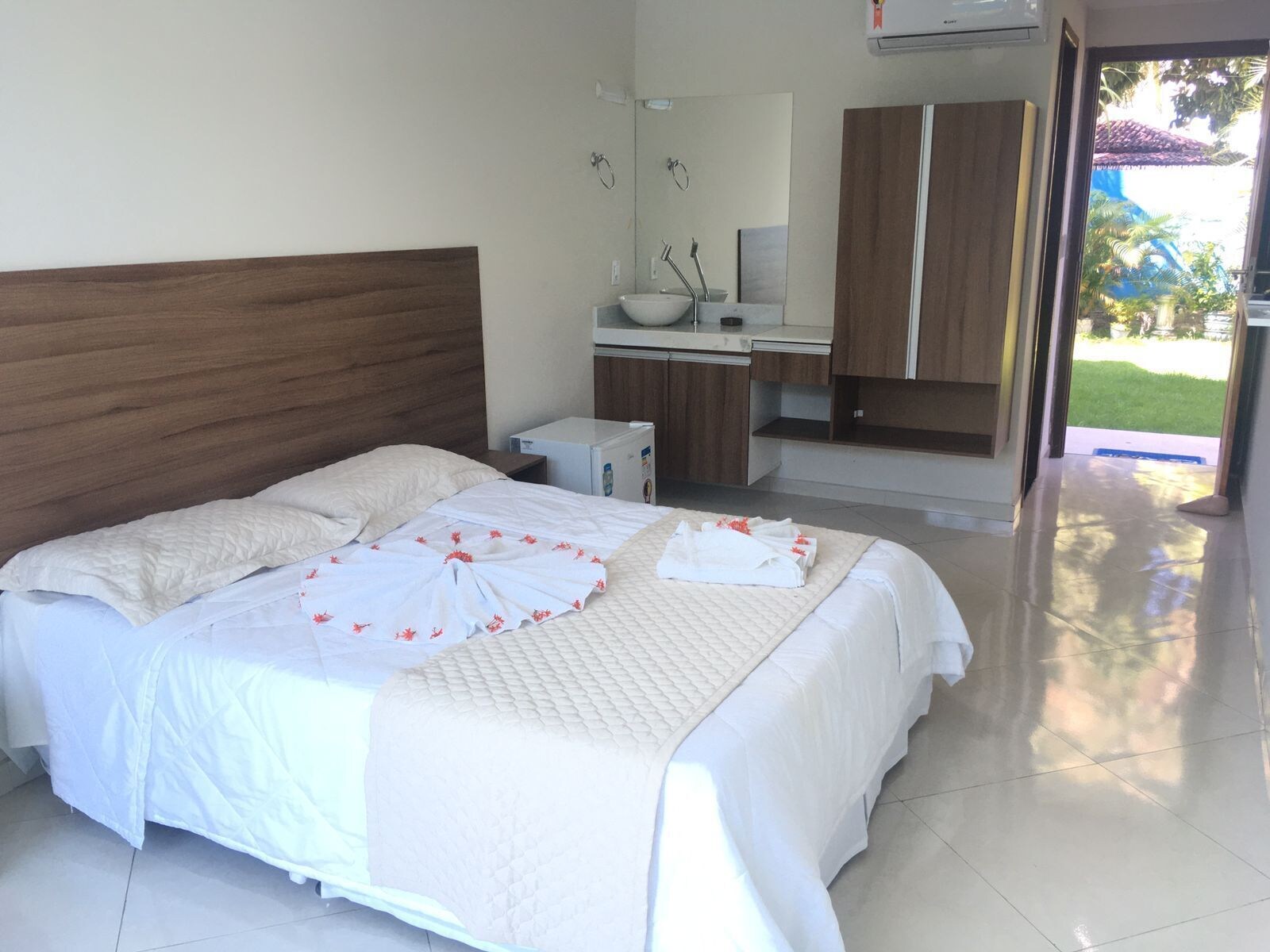 DELUXE, DOUBLE BED