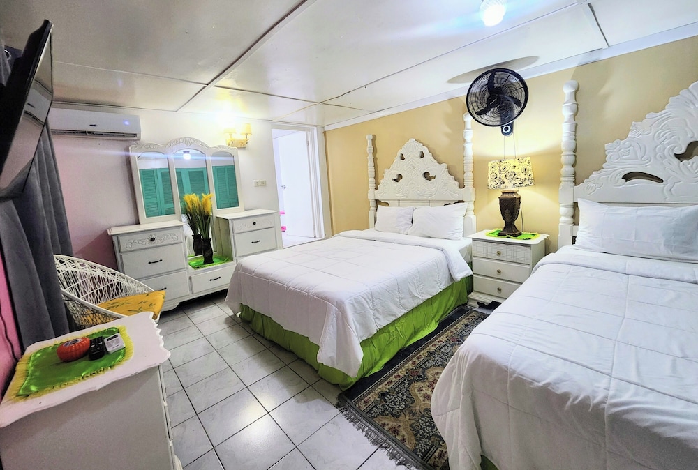 Family, 1 Single and 2 Queen Beds, Pool Access، Pinkhibiscus Guest House 6/10