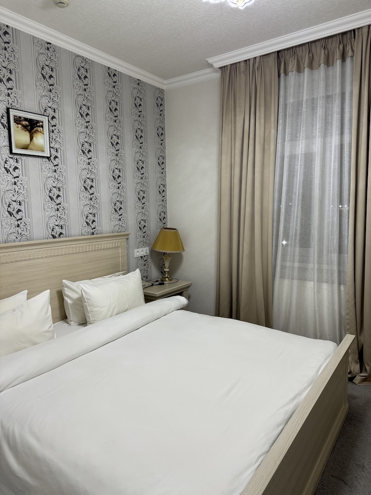 Alexander Hotel 10/38