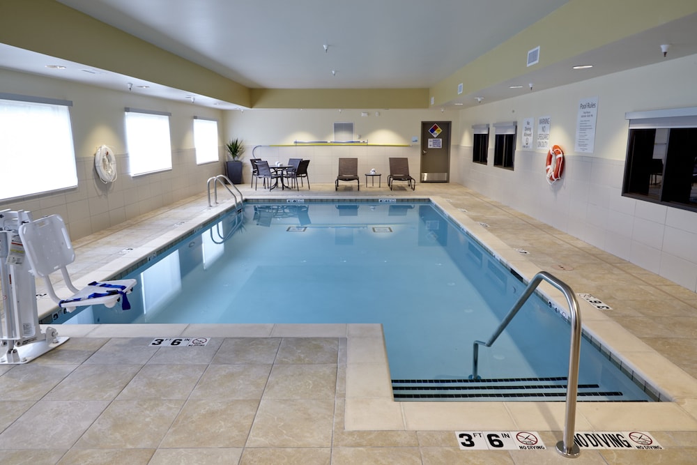 Holiday Inn Express Suites Tahlequah 10/46