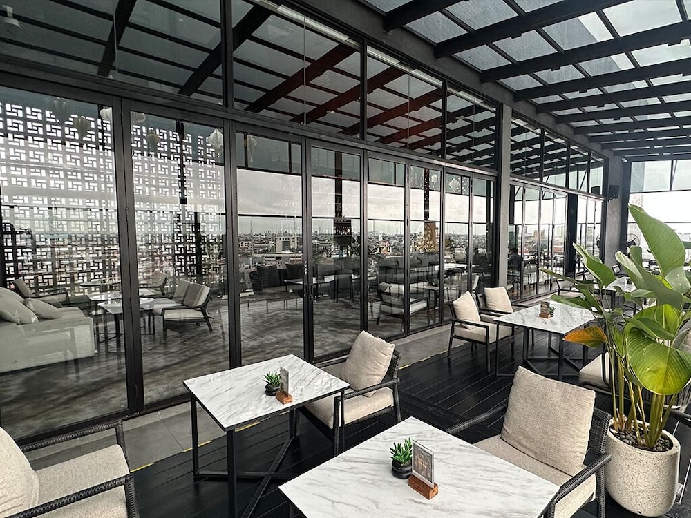 REZ Hotel 52/56