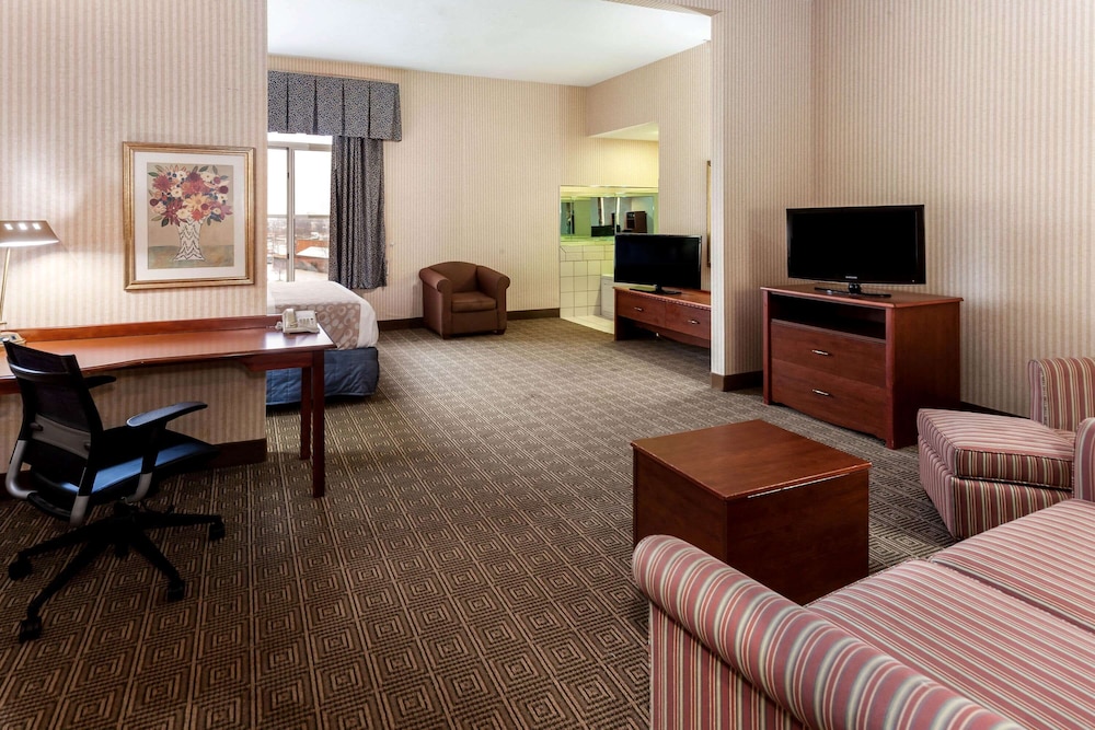 La Quinta Inn & Suites by Wyndham Milwaukee SW New Berlin 26/38