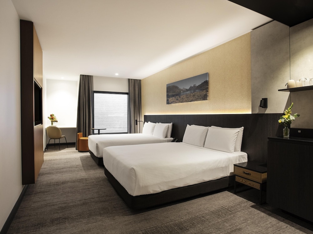 INTERIOR, CLASSIC, 2 QUEEN BEDS