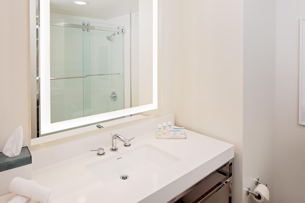 PREMIUM, SUITE, KING BED, BAY VIEW, CORNER