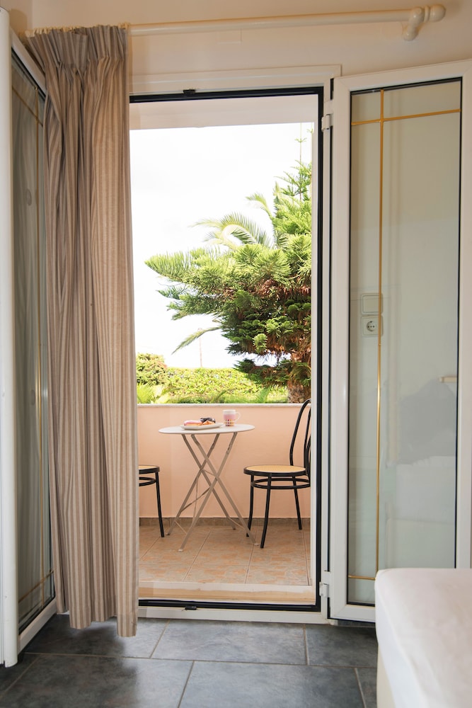 Yiannis Manos Hotel Resort 24/50