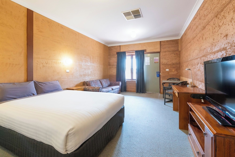 MUD HUT MOTEL 22/57