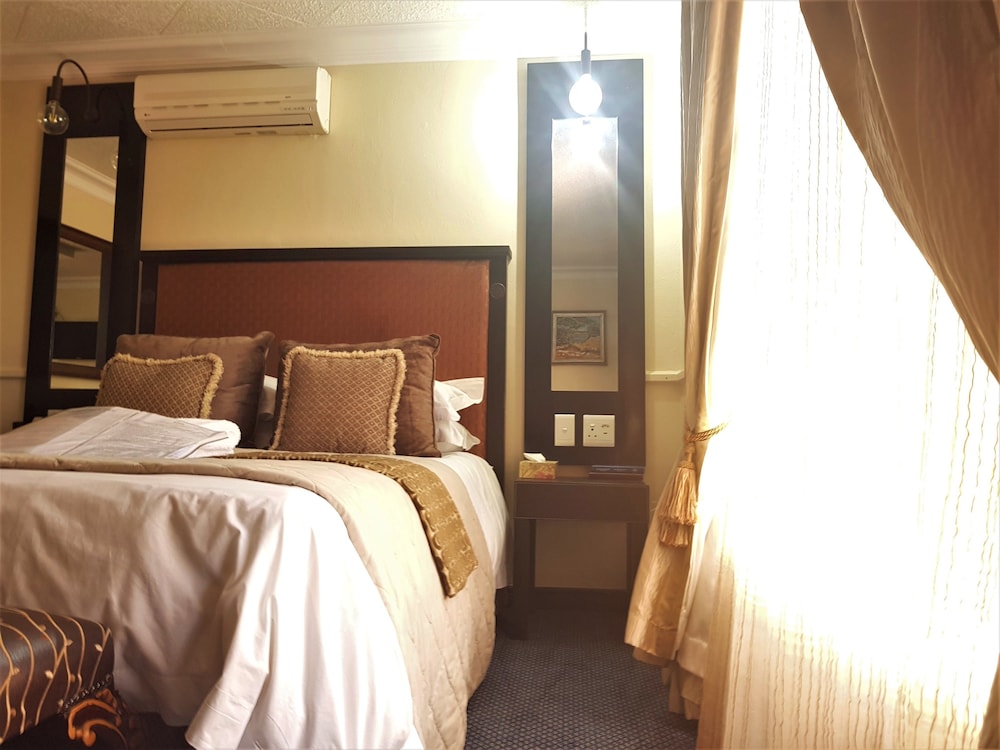 SUPERIOR, QUEEN BED