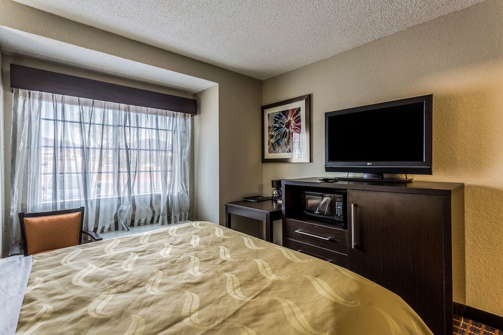 ROOM, QUEEN BED