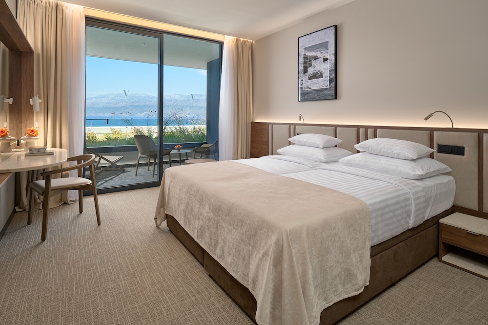 SUPERIOR, TWIN BEDS, SEA VIEW, BALCONY