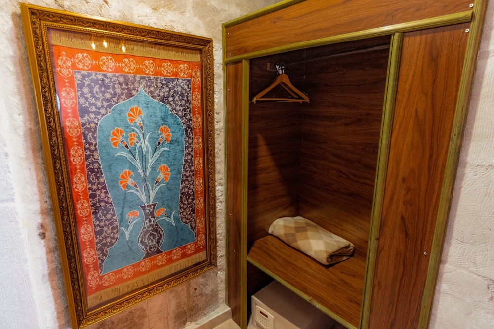 Amber Cave Suites 35/76
