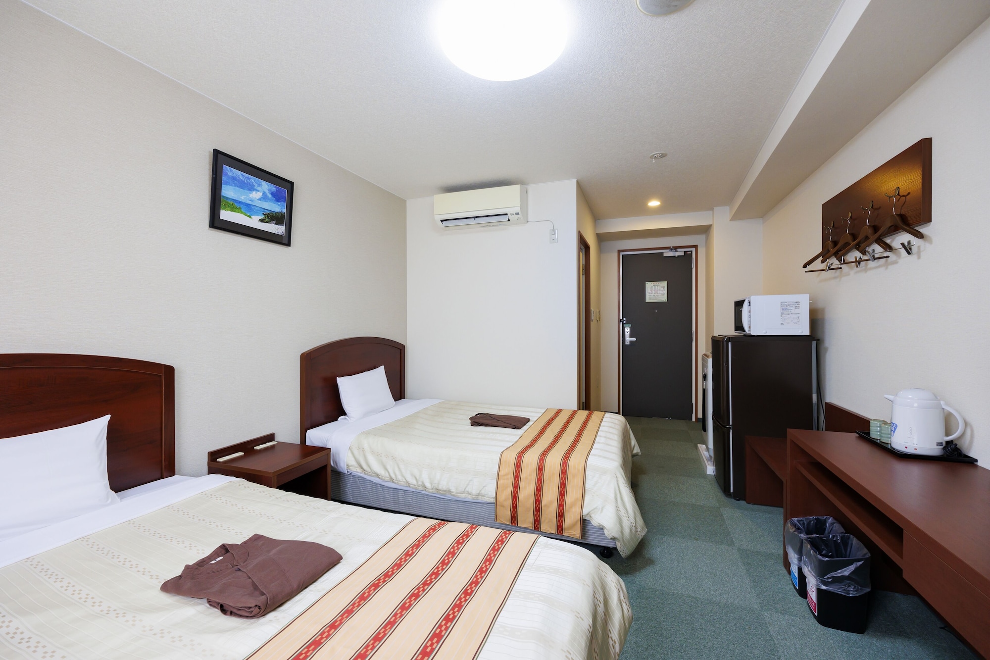 ROOM, TWIN BEDS