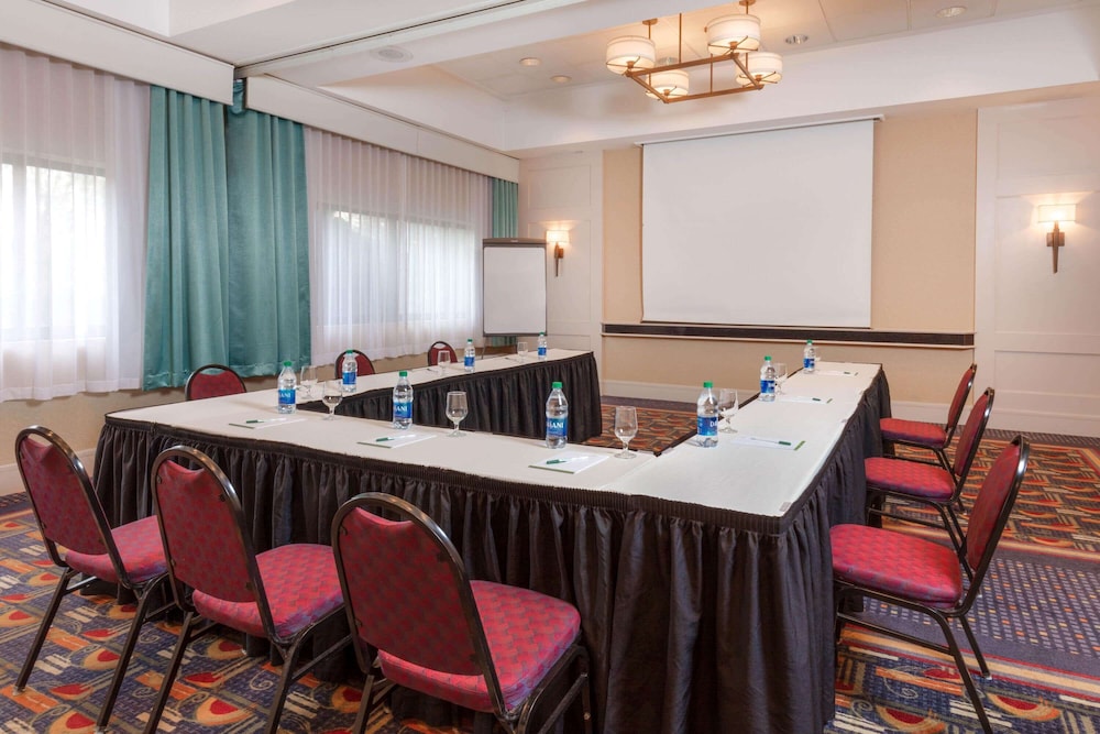 La Quinta Inn and Suites by Wyndham Secaucus Meadowlands 36/41