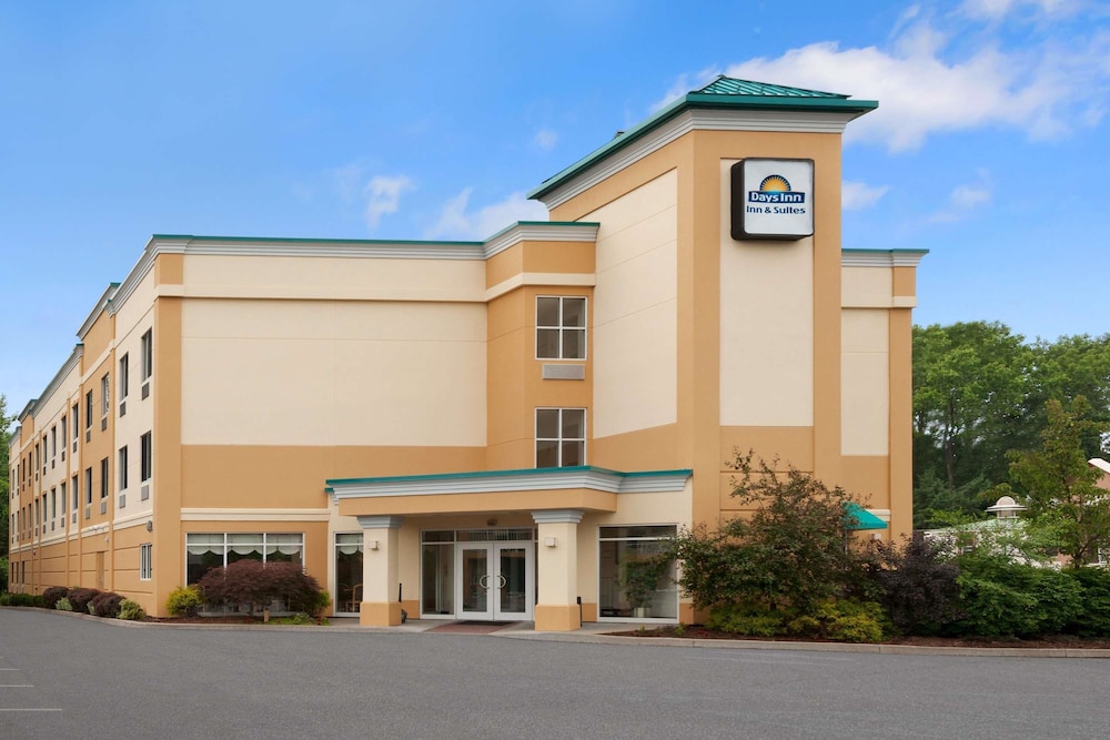 Days Inn & Suites by Wyndham Albany 1/48