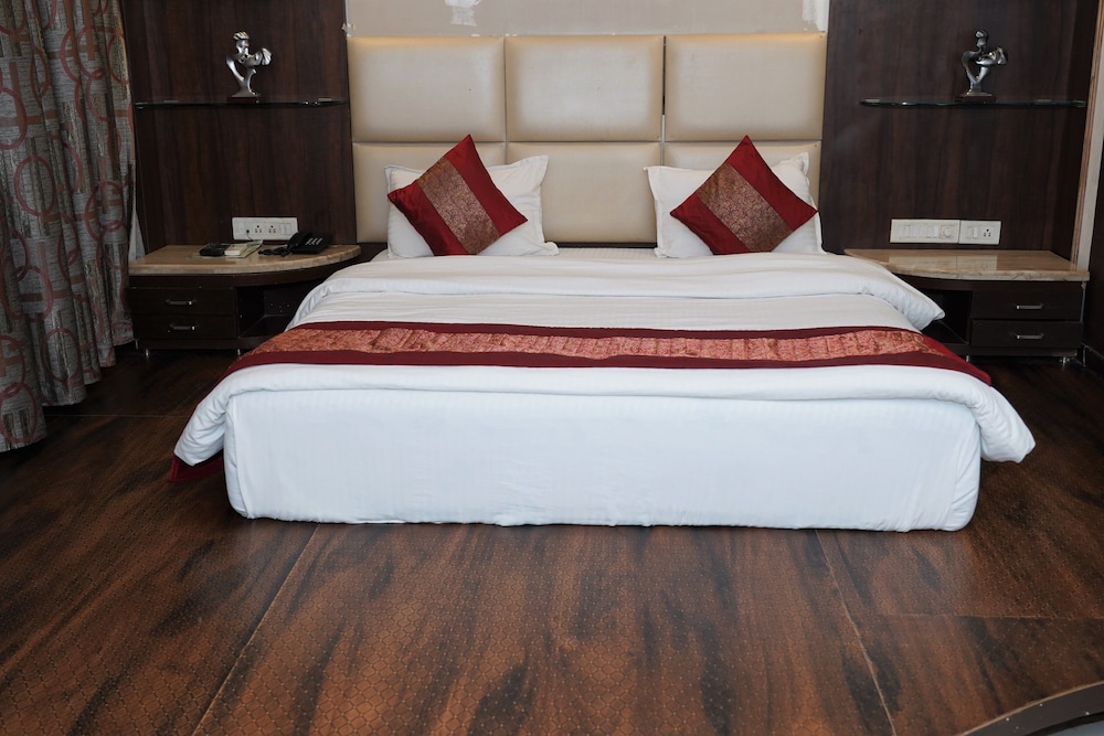 OYO Premium Paldi Cross Road 20/75