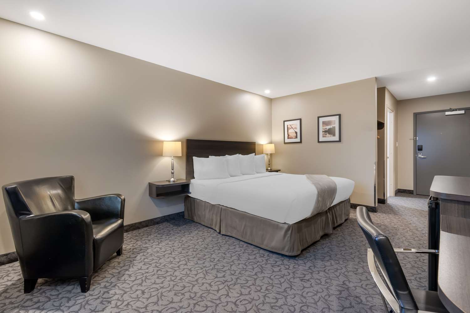 غرفة بسرير كينج، Villa Inn and Suites, SureStay Collection By Best Western 2/4