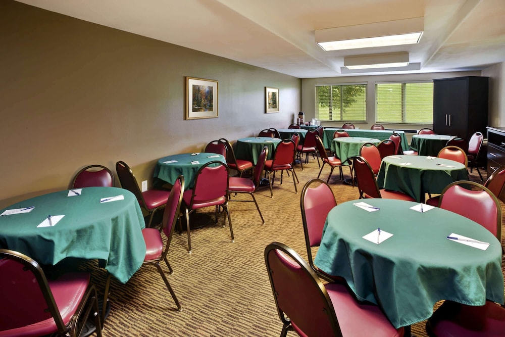 AmericInn by Wyndham Beaver Dam 46/60