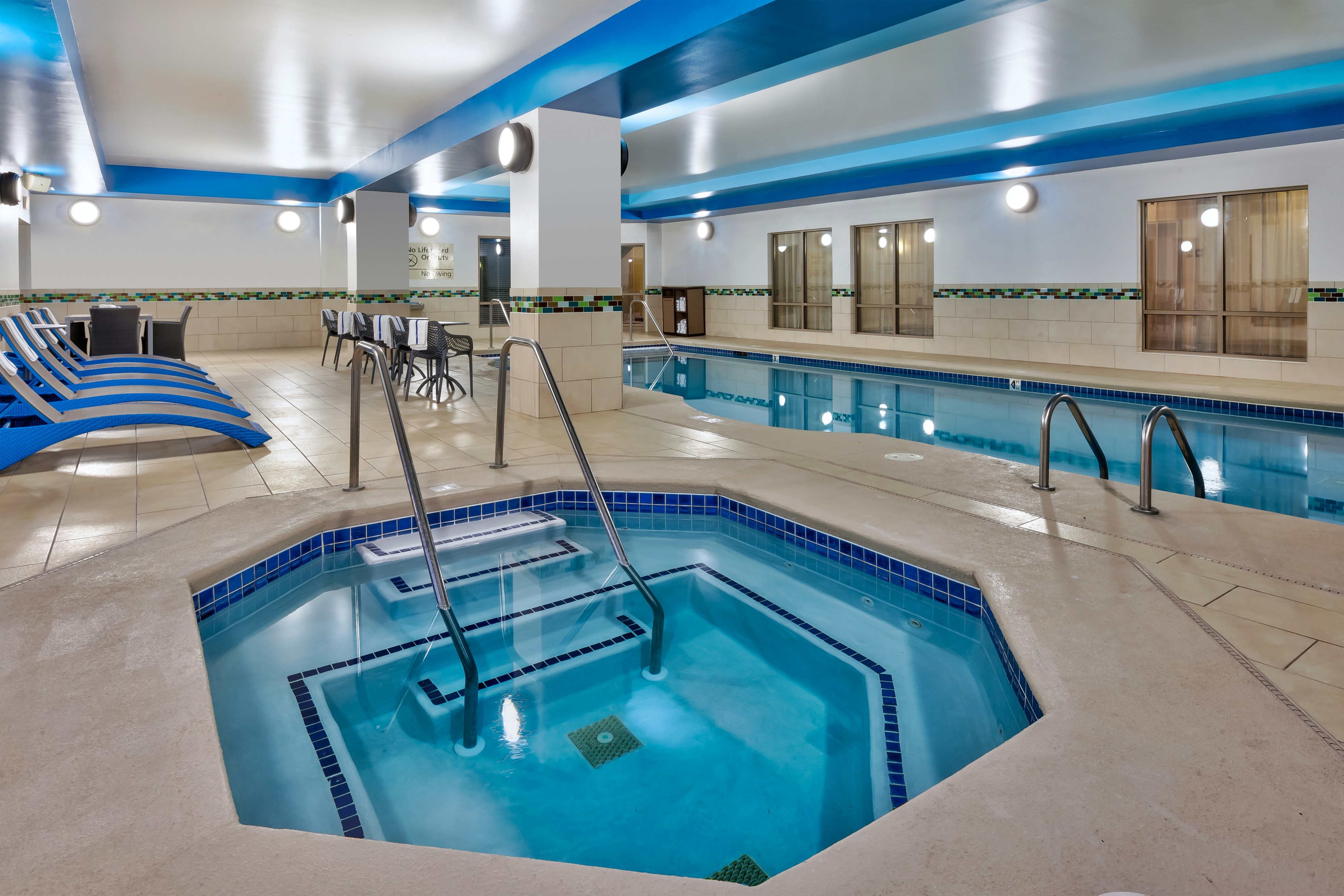 Hampton Inn and Suites Flint-Grand Blanc 24/46