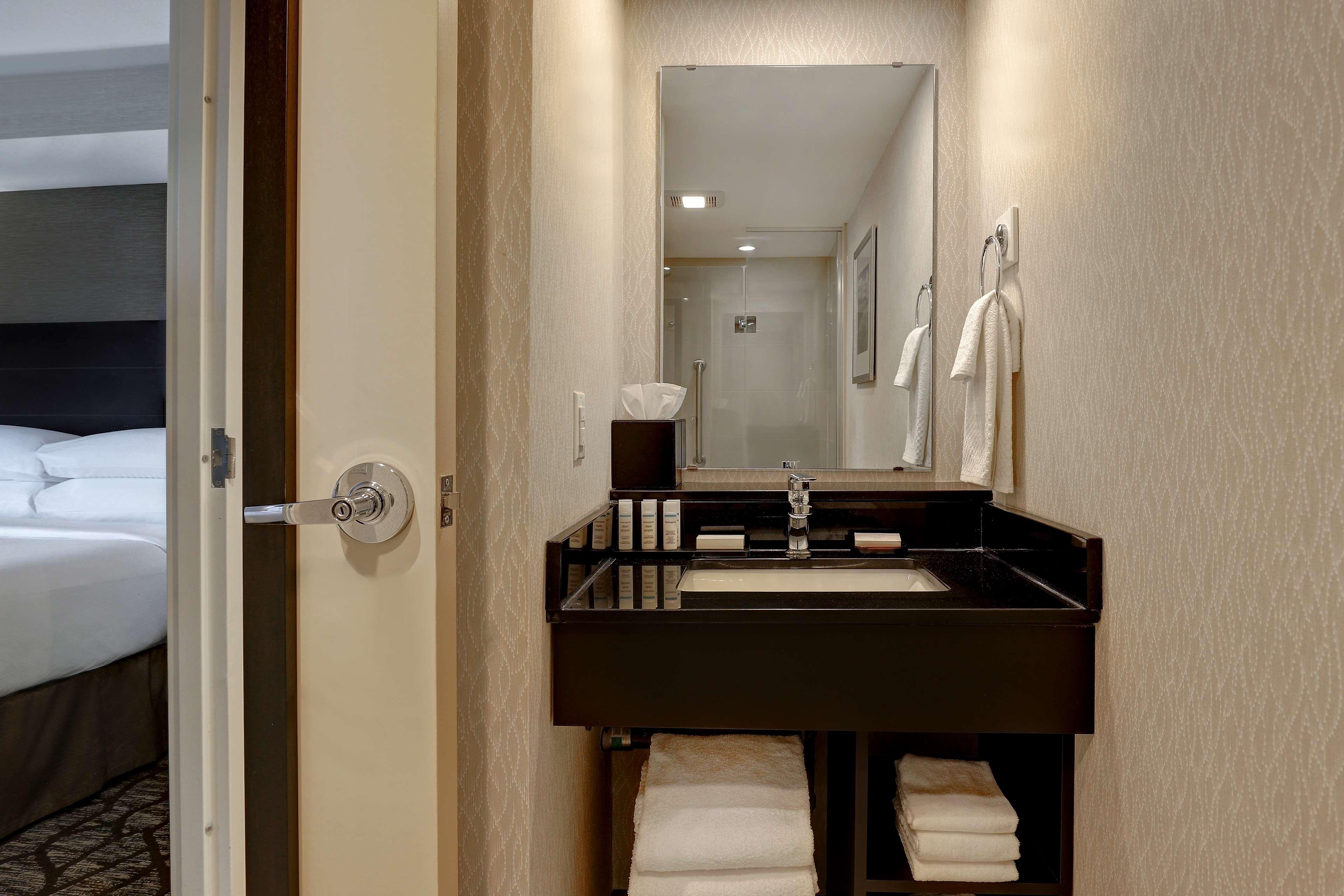 Room, 2 Queen Beds, Embassy Suites By Hilton Niagara Falls Fallsview 3/3