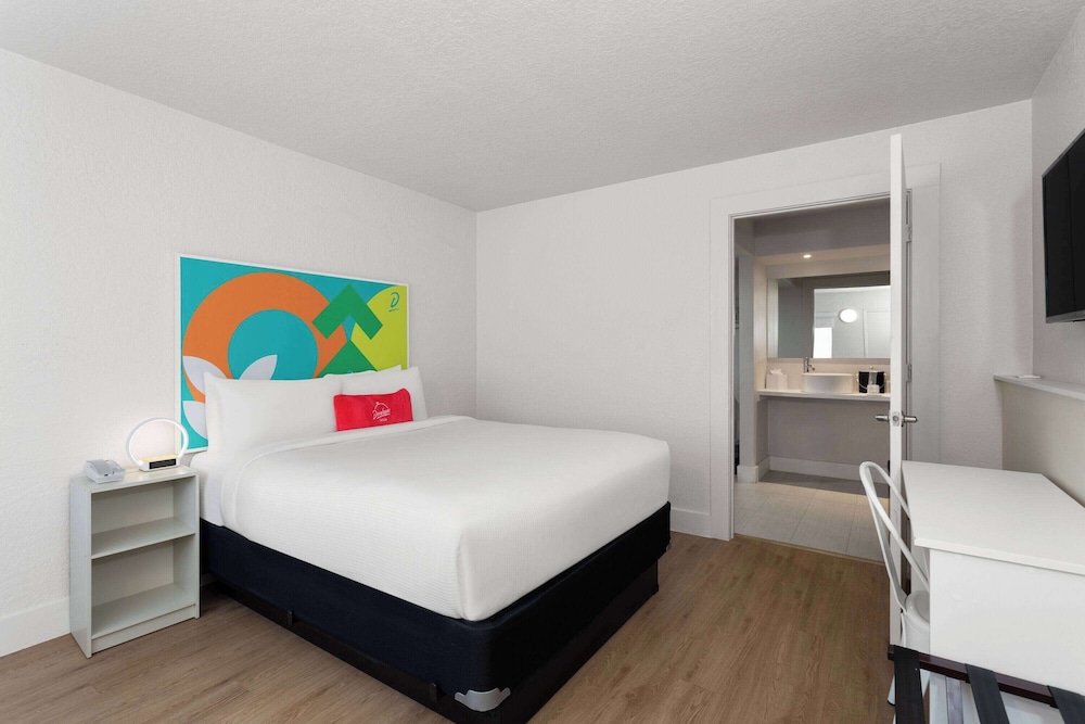 ROOM, QUEEN BED, ACCESSIBLE