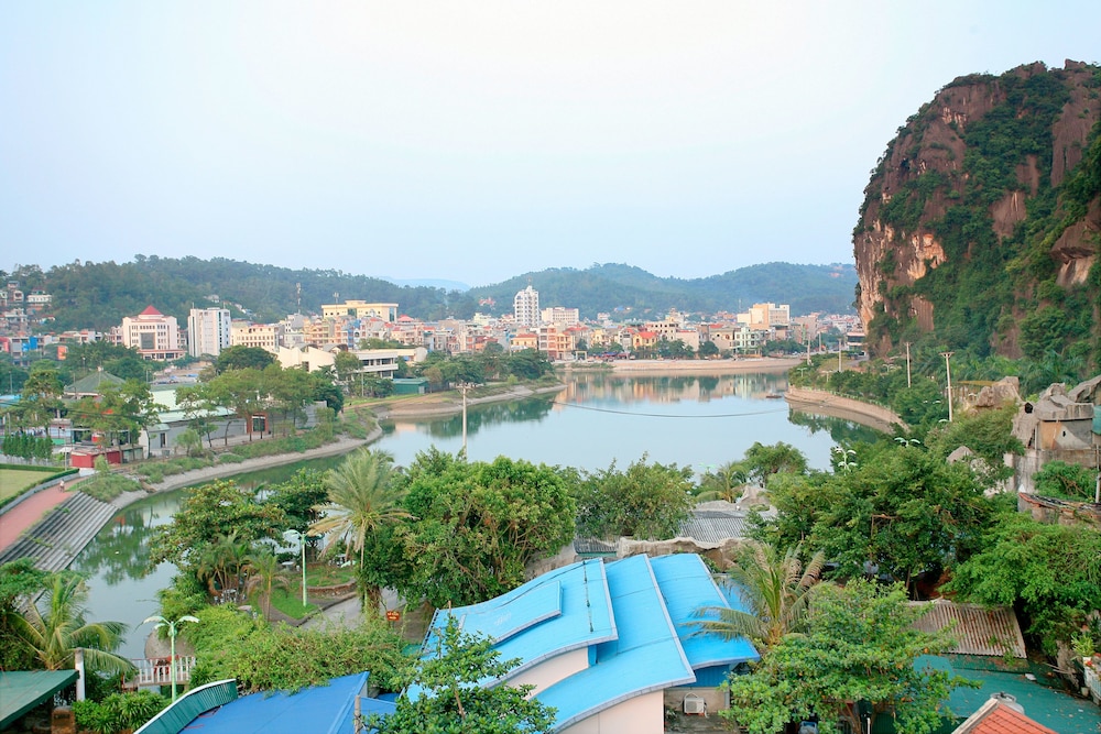 Ha Long Park Hotel 36/38