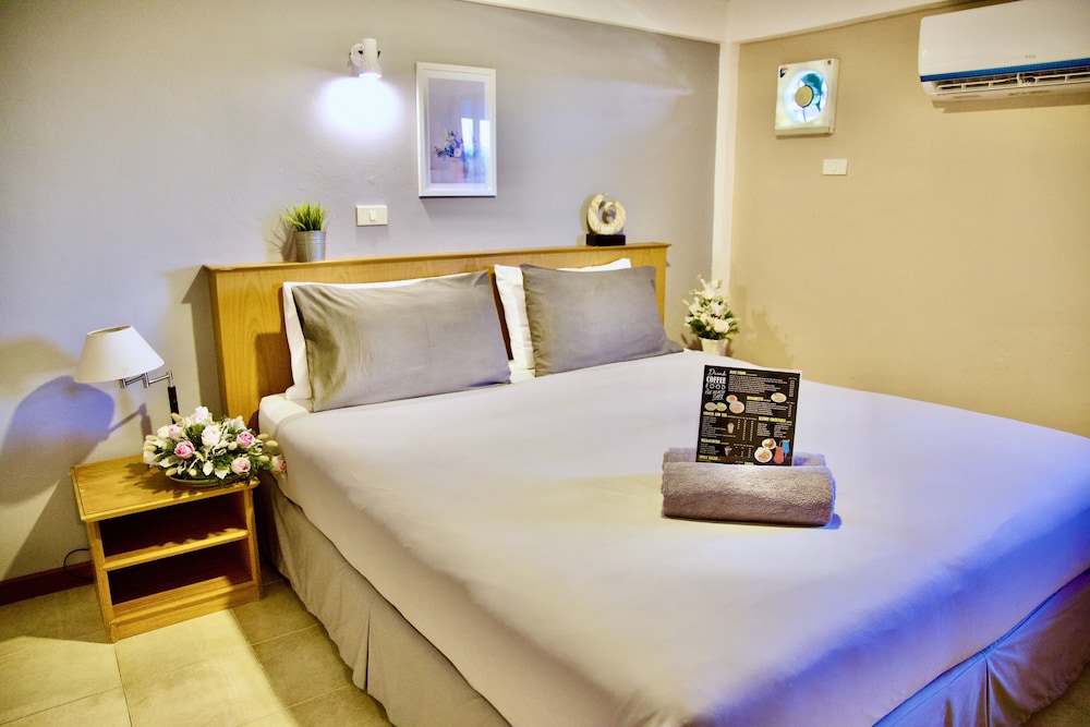 STANDARD, QUEEN BED