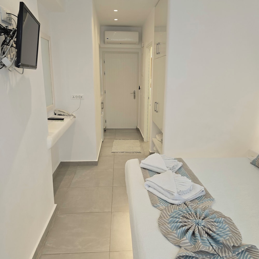 Merovigliosso Studios And Apts 27/50