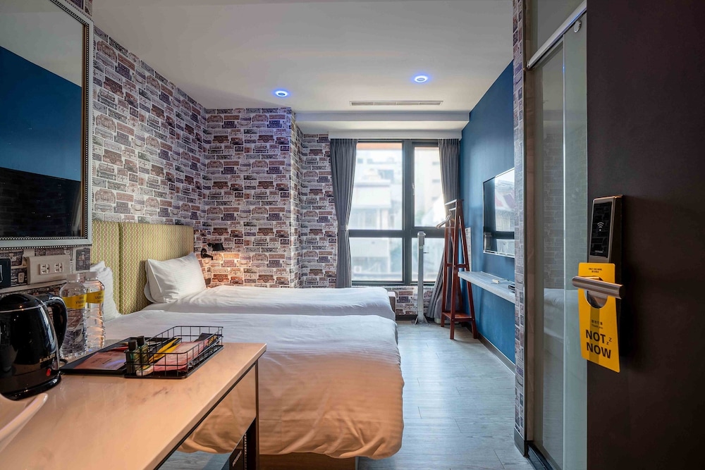 Double Pretty Hotel 12/48
