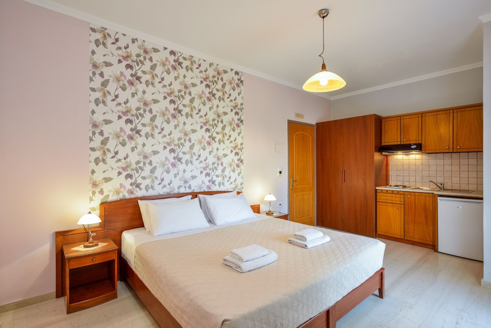 1 BEDROOM, STUDIO