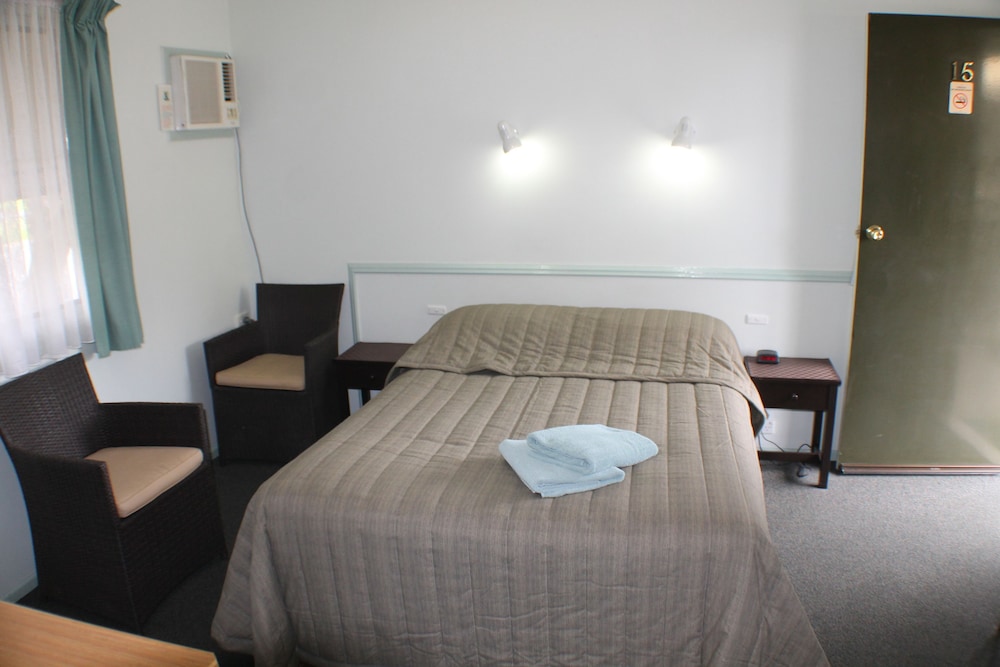 LAKE FORBES MOTEL 10/44