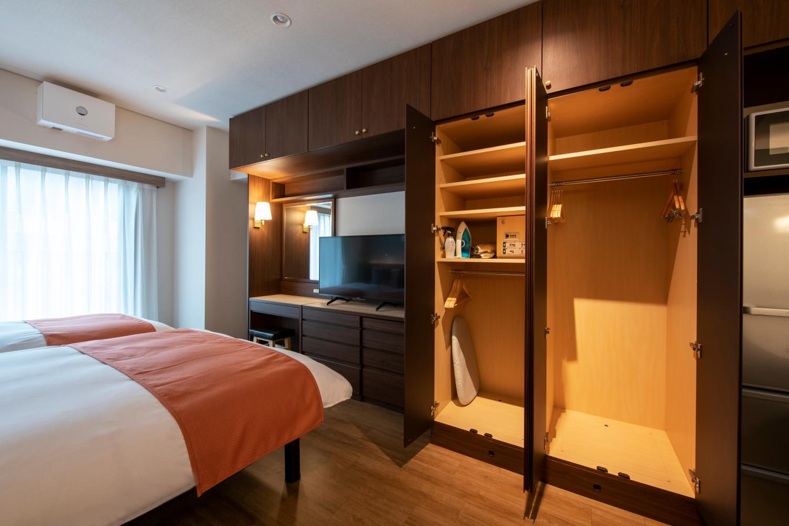 غرفة عائلية بسريرين منفصلين وسرير مزدوج وسرير فردي بحمام خاص