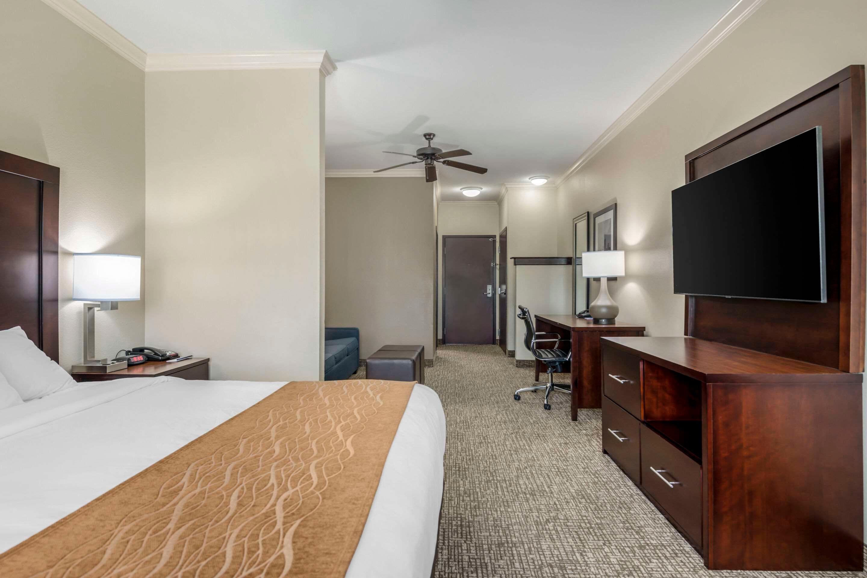Suite, King Bed, Accessible