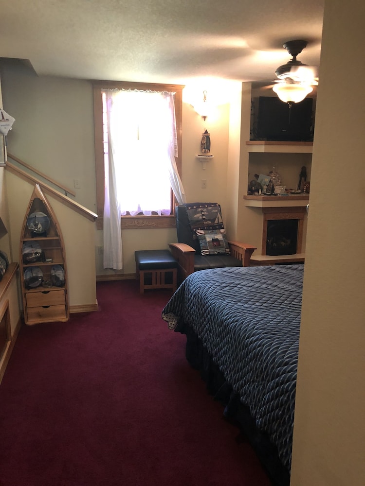 Lighthouse, Lodge, 1 Single and 2 Queen Beds