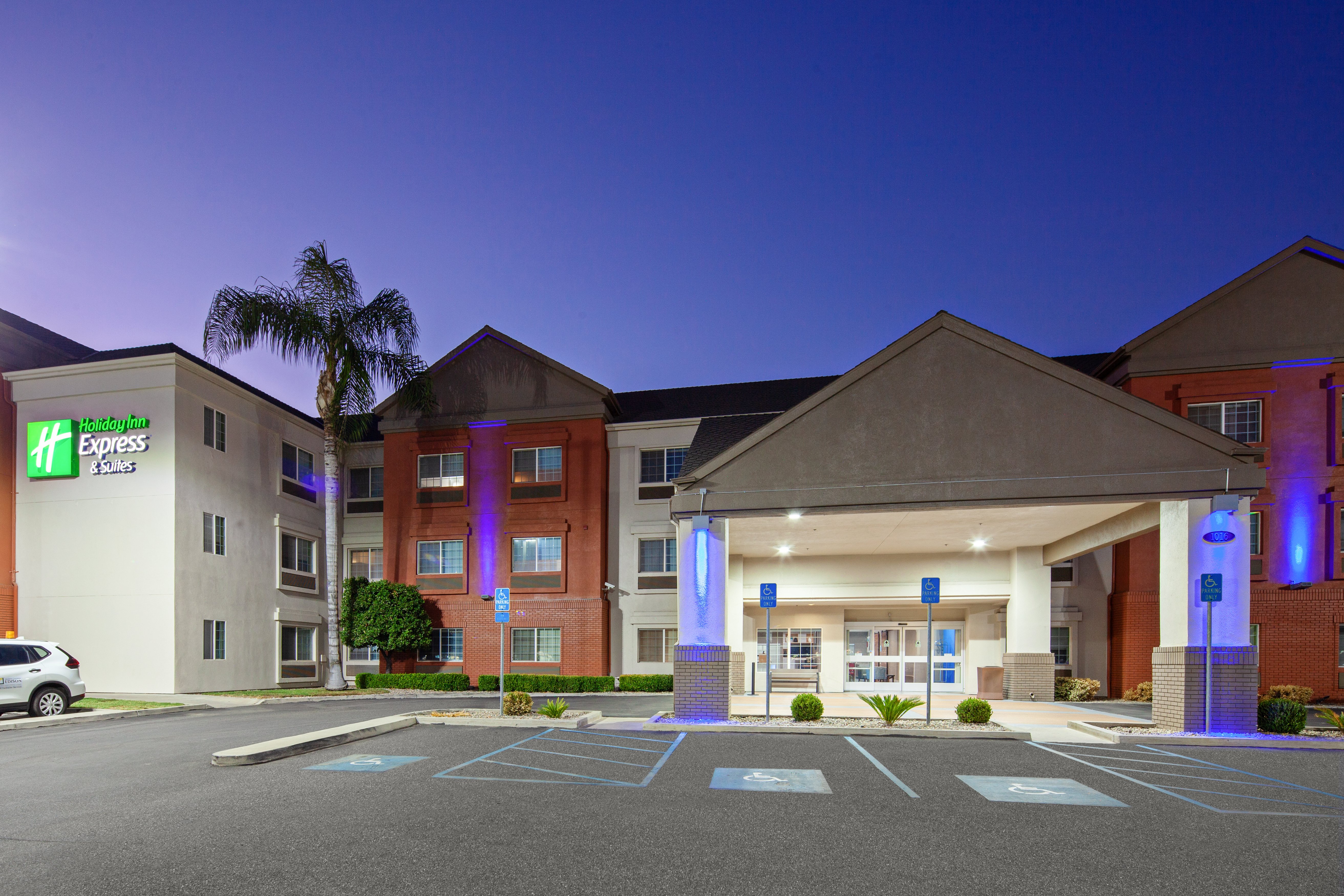 Holiday Inn Express Suites Tular Ex Charter Inn Suites 23/24