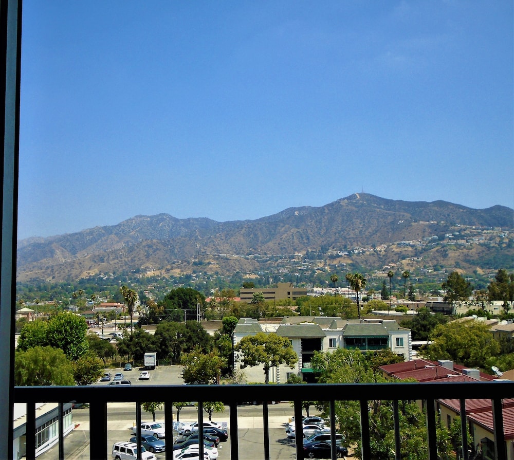 Glendale Express Hotel 10/55