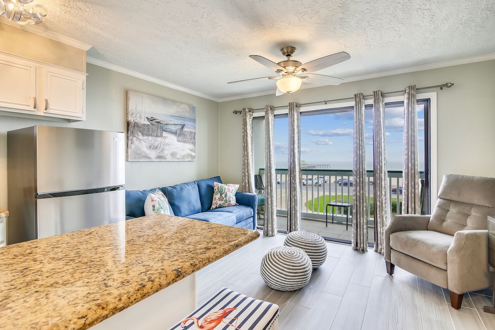 Casa Del Mar Beachfront Suites 46/82