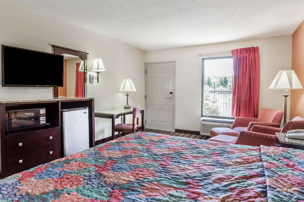 Days Inn by Wyndham Sanford 19/25