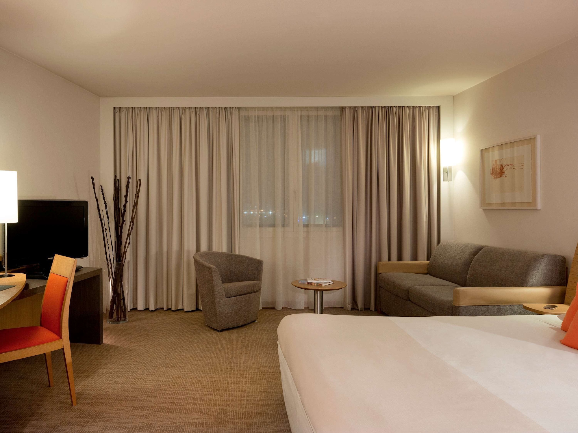 EXECUTIVE, QUEEN BED