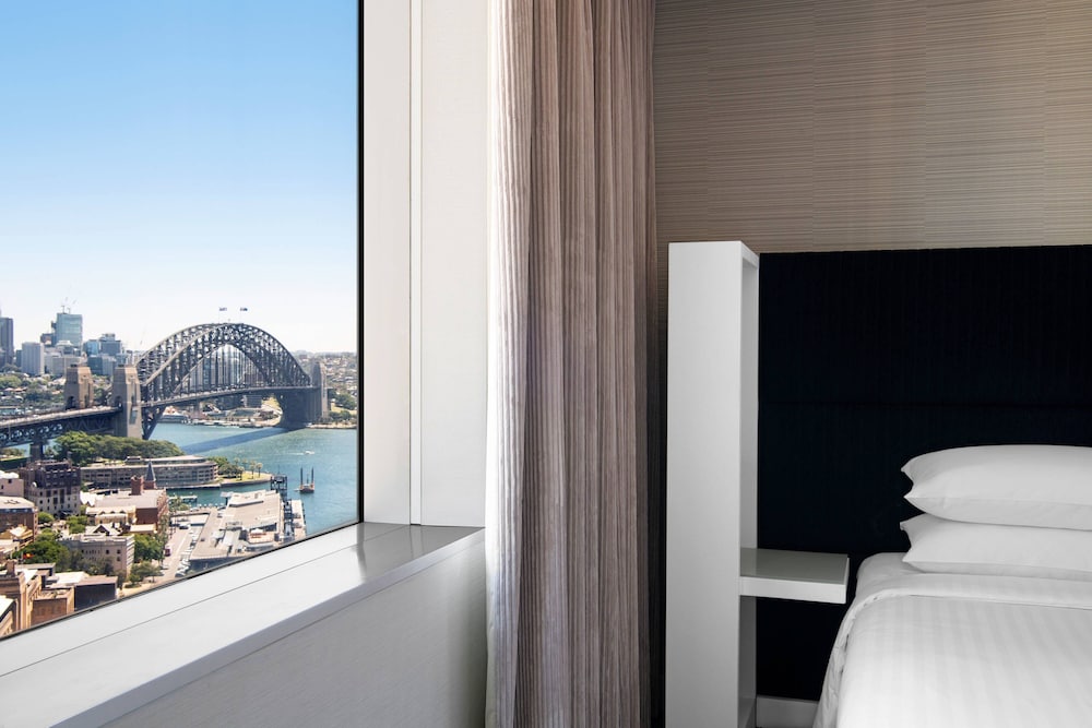 Guest Room, King Bed, Harbour Bridge View، Sydney Harbour Marriott 6/9