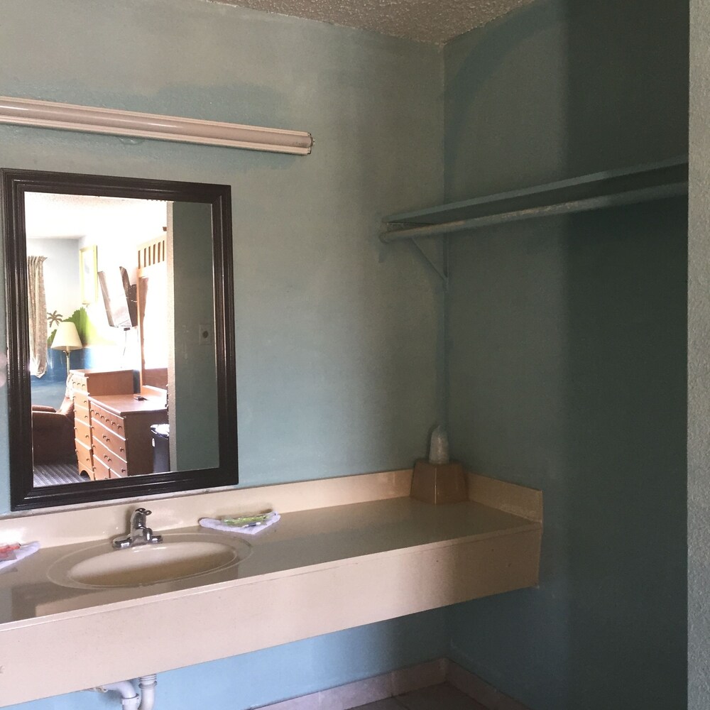 Guest Inn Suites 12/40